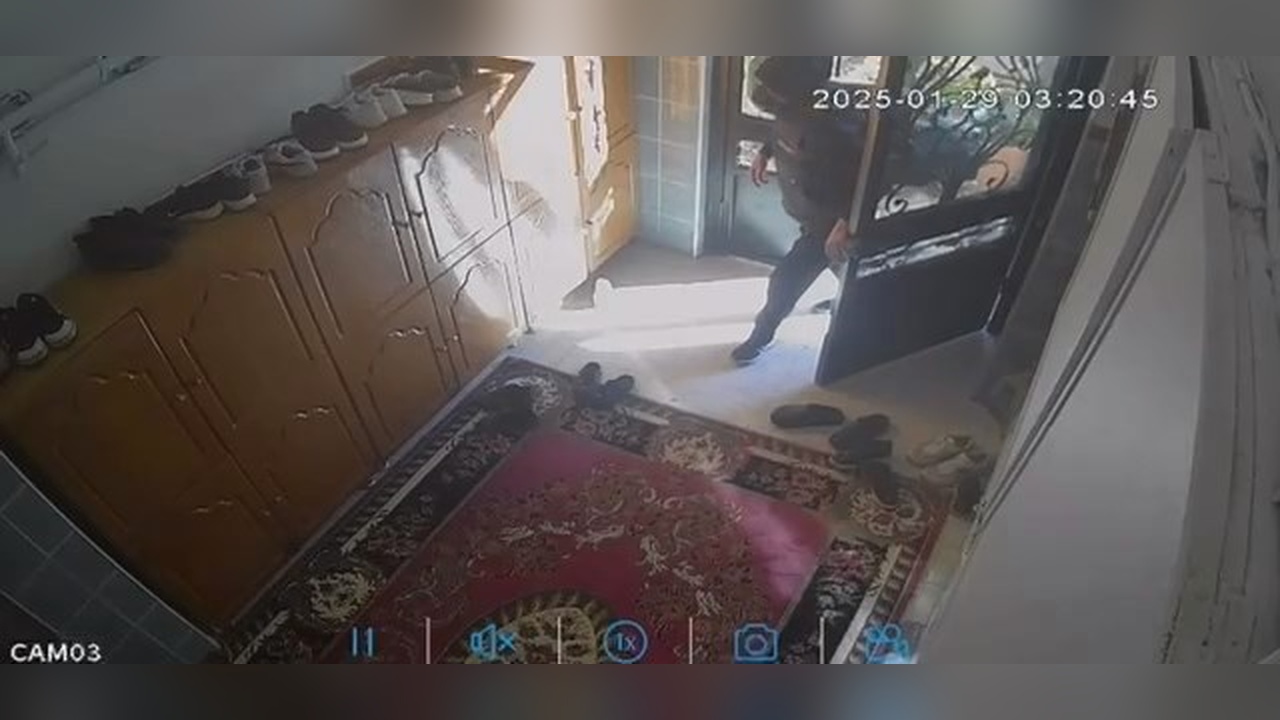 Sultangazi'de Ayakkabı Hırsızlığı Güvenlik Kamerasında