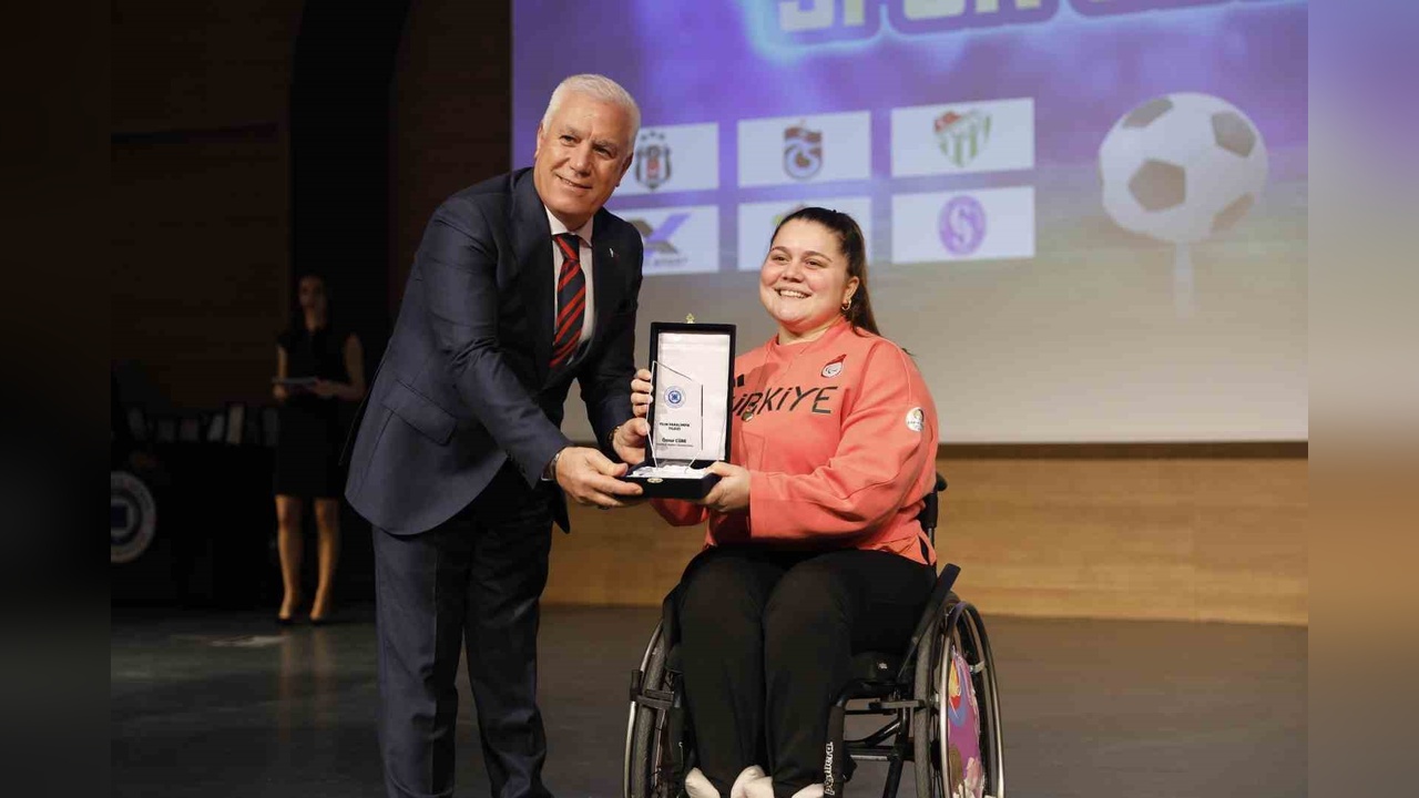 Öznur Cüre, Yılın Paralimpik Kadın Sporcusu Unvanını Kazandı