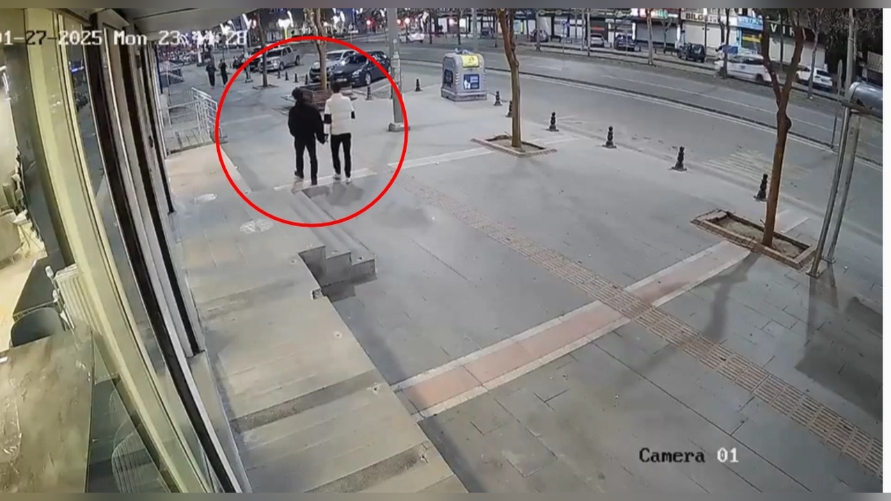 Kardeşlerin Cep Telefonları Gasbedildi, O Anlar Güvenlik Kamerasında