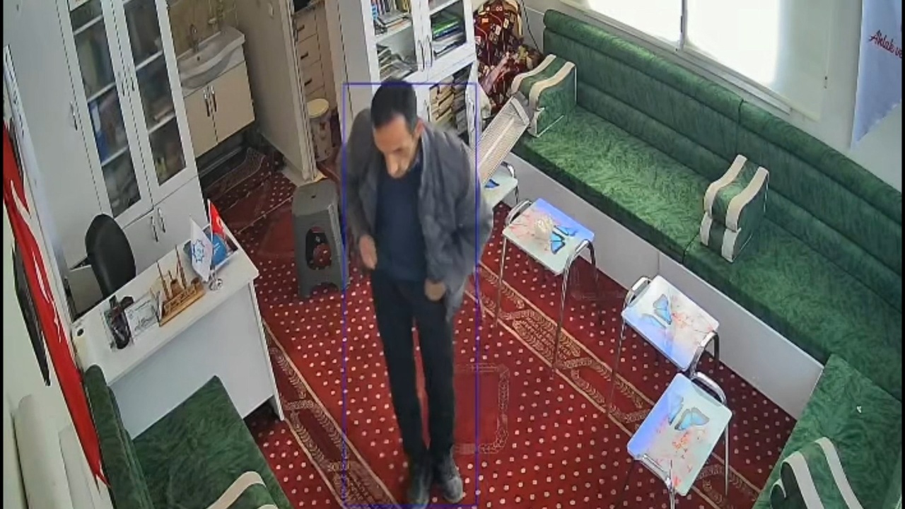 Şanlıurfa'da Camide Hırsızlık Olayı Güvenlik Kamerasında Kaydedildi