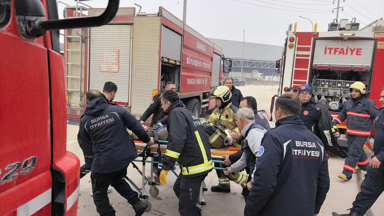 Çatı Çöktü: İtfaiye Eri Yangın Sırasında Yaralandı