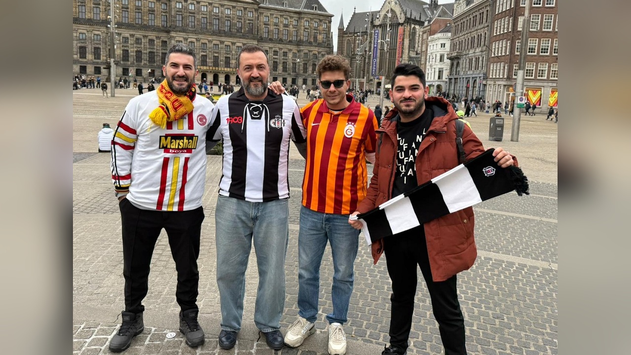 Hollanda'nın Futbol Renkleri: Sarı-Kırmızı ve Siyah-Beyaz