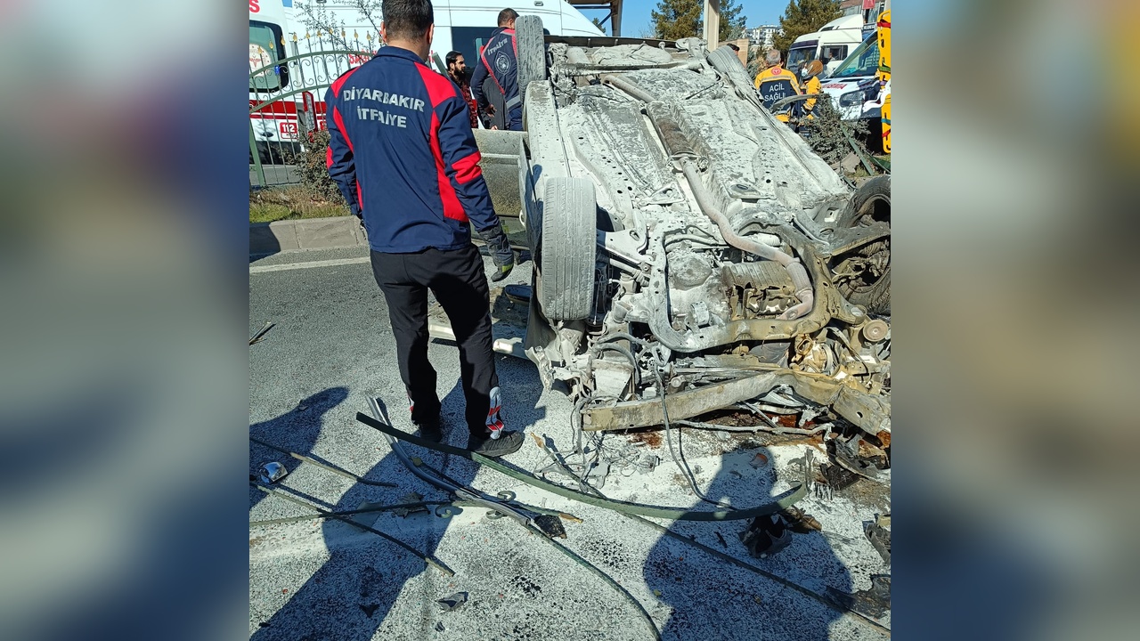 Refüj Korkuluğundan Kopan Demir Parçaları İki Araca Çarptı, Beş Yaralı