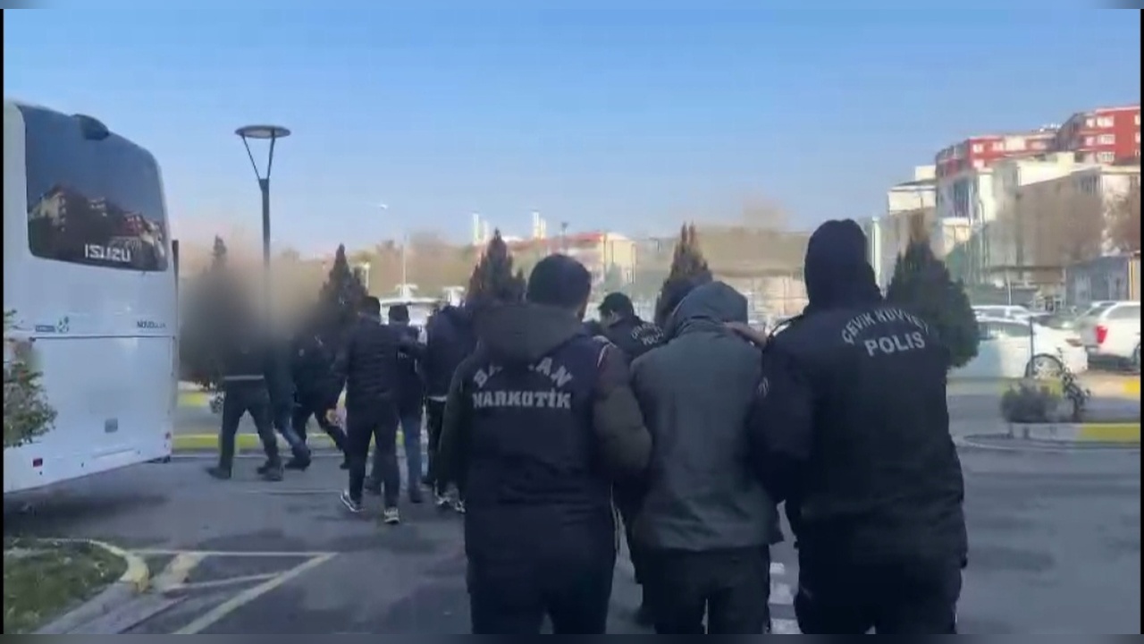 Otomobilden Uyuşturucu Çuvalı Atan Şahıslar Yakalandı
