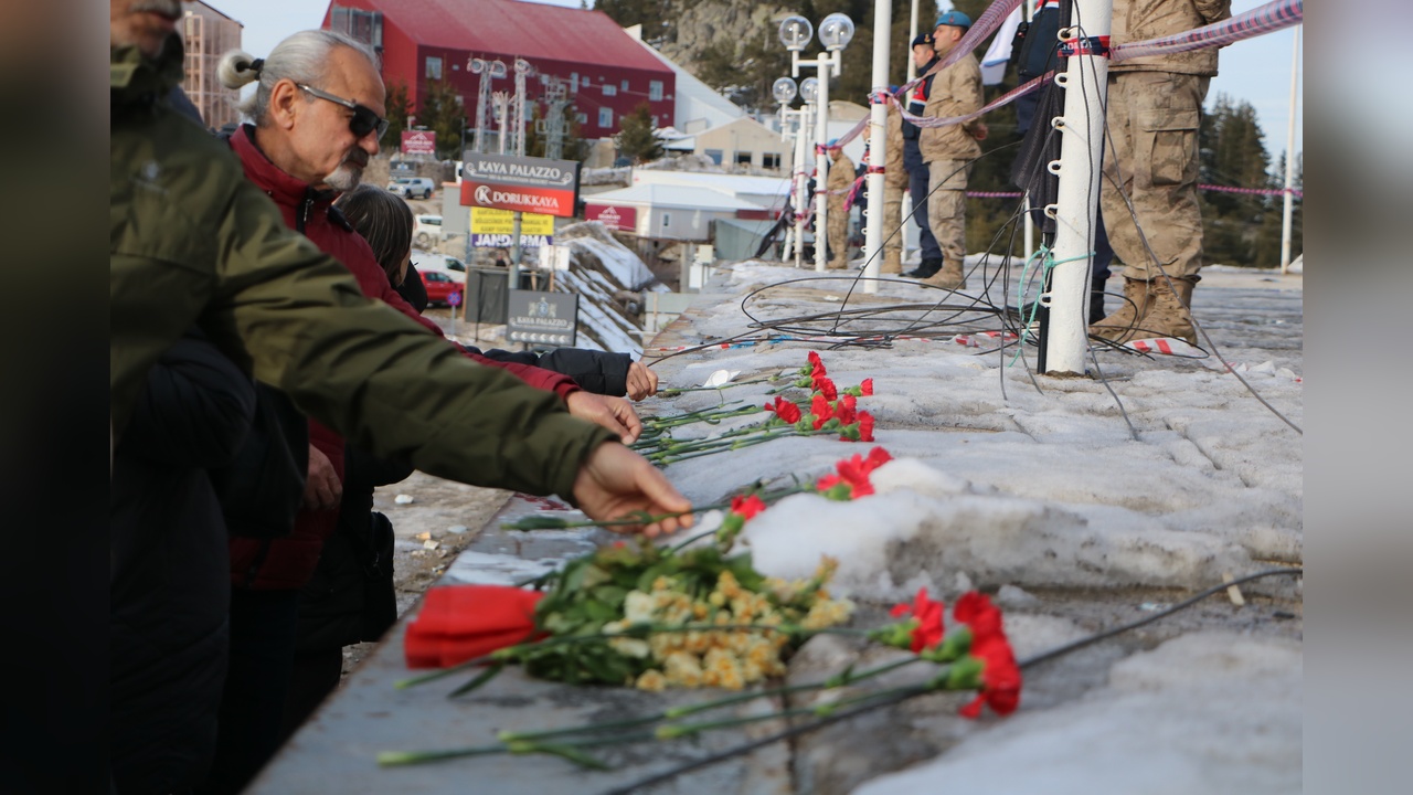Hayatını Kaybedenler Anısına Karanfil Bırakıldı