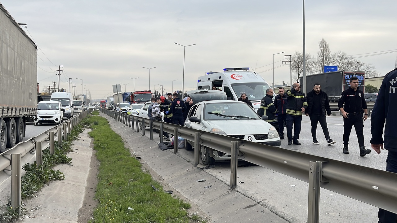Kocaeli'de Trafik Kazası: İki Araç Çarpıştı, Üç Kişi Yaralandı