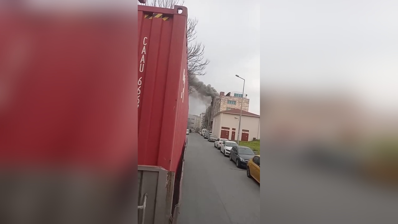Beylikdüzü'nde İş Merkezinde Yangın: İtfaiye Müdahale Etti