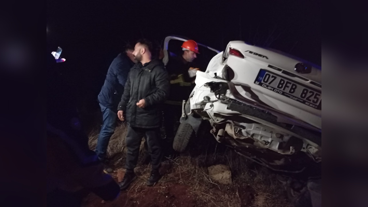 Mardin'de Tarlaya Uçan Otomobilde 5 Kişi Yaralandı