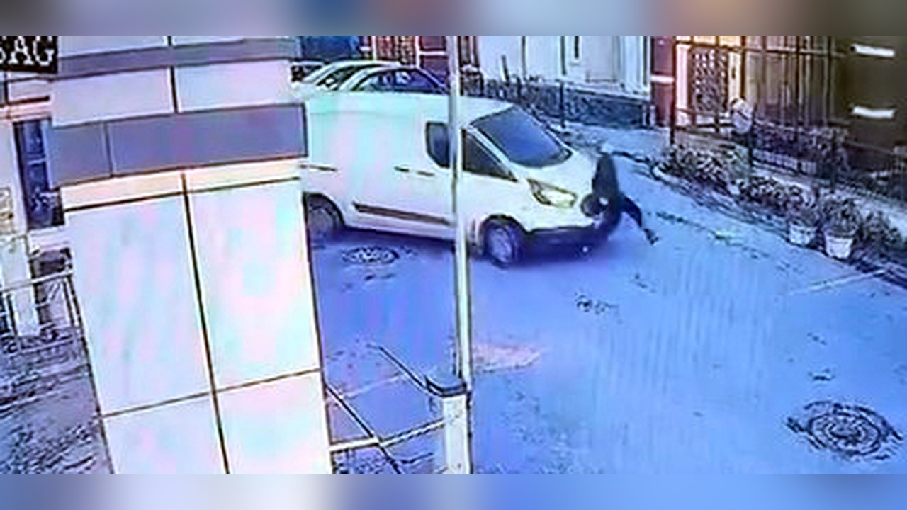 Avcılar'da Hafif Ticari Araç Yayaya Çarptı, Kaza Anı Kameralara Yansıdı