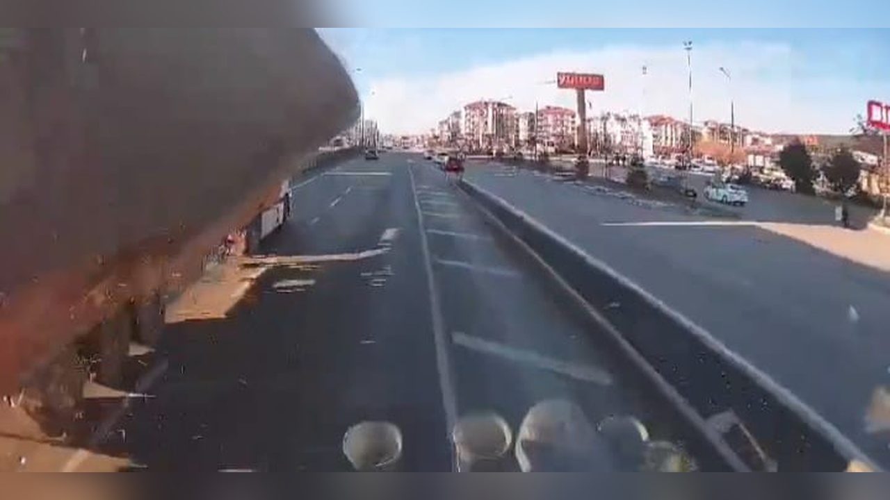 Yolda Devrilen TIR'ın Yükü Kameralara Yansıdı