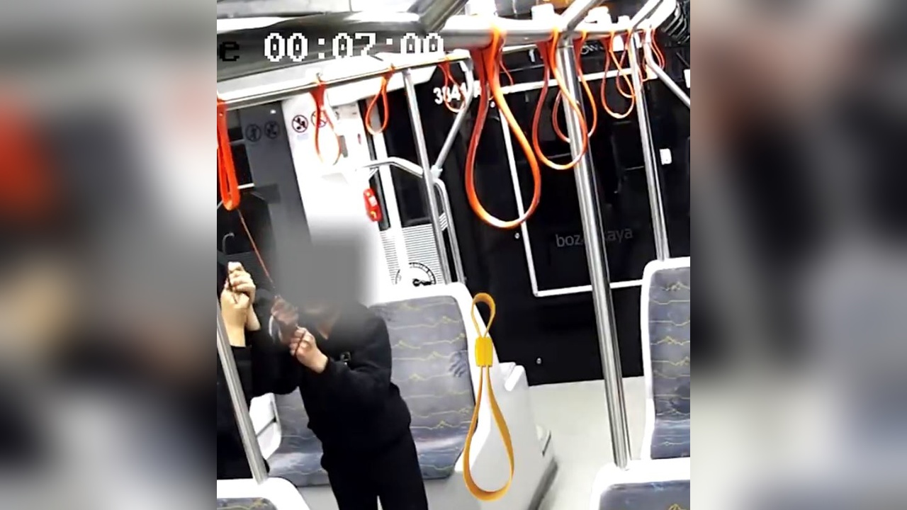 Kayseri Tramvaylarına Zarar Veren Yolcular Güvenlik Kamerasında