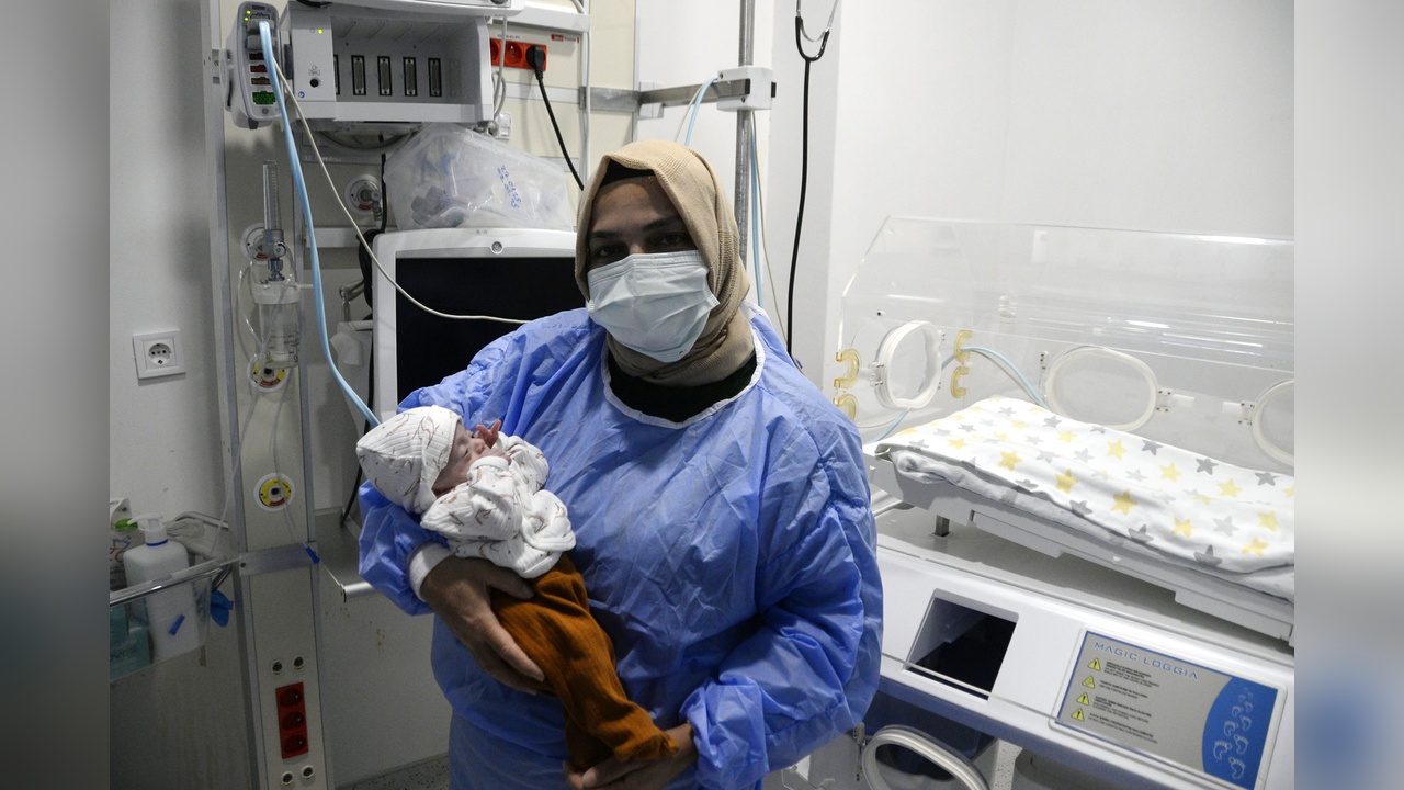 380 Gram Ağırlığında Doğan Hira Su Bebek Hayat Mücadelesine Devam Ediyor