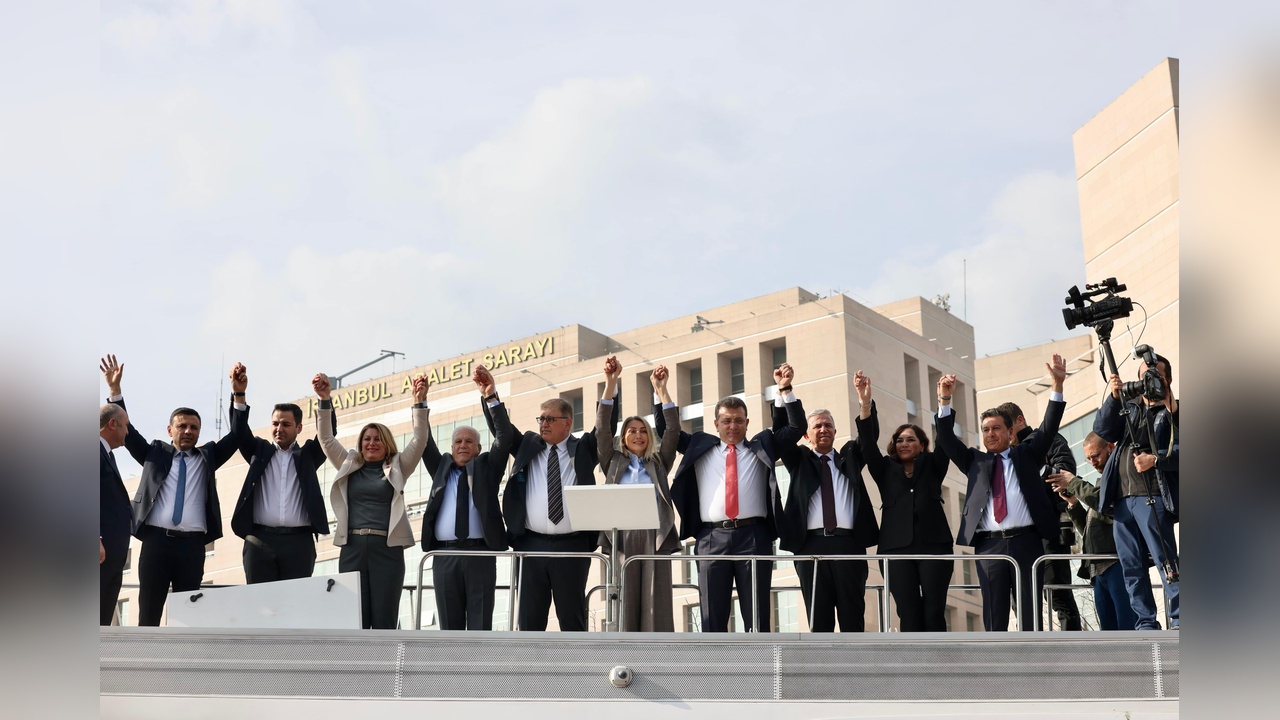 İmamoğlu, Adalet Sarayı Önünde Önemli Açıklamalarda Bulundu