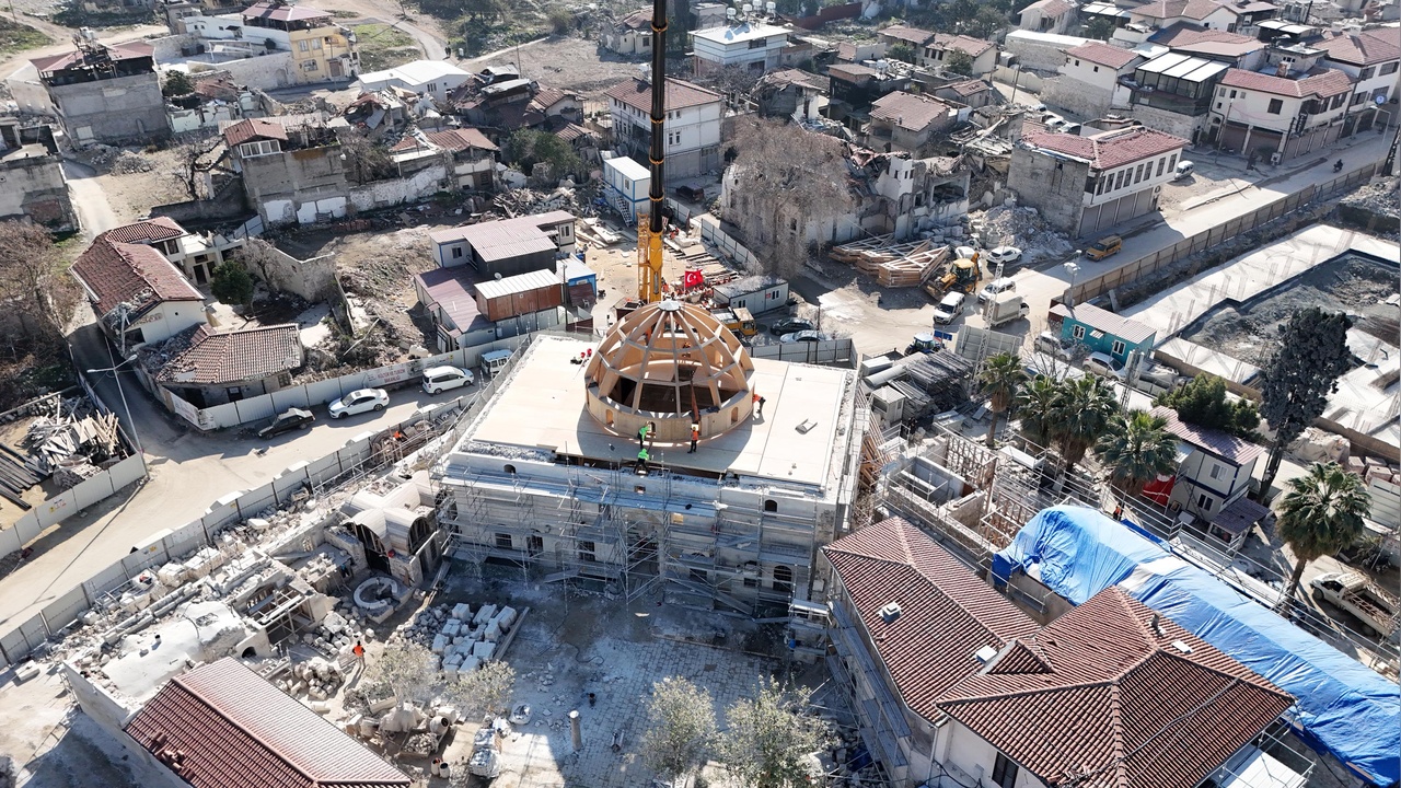 Hatay'daki Habib-i Neccar Camii'ne Yeni Kubbe Yerleştirildi