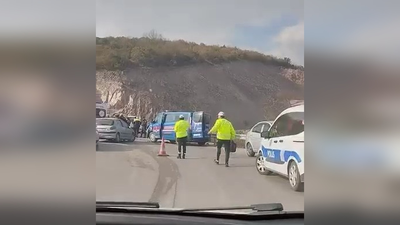 Minibüs ve Otomobil Çarpışması: Jandarma Personeli Yaralı