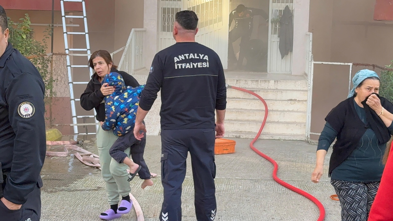 9 Katlı Apartmanda Yangın Paniği