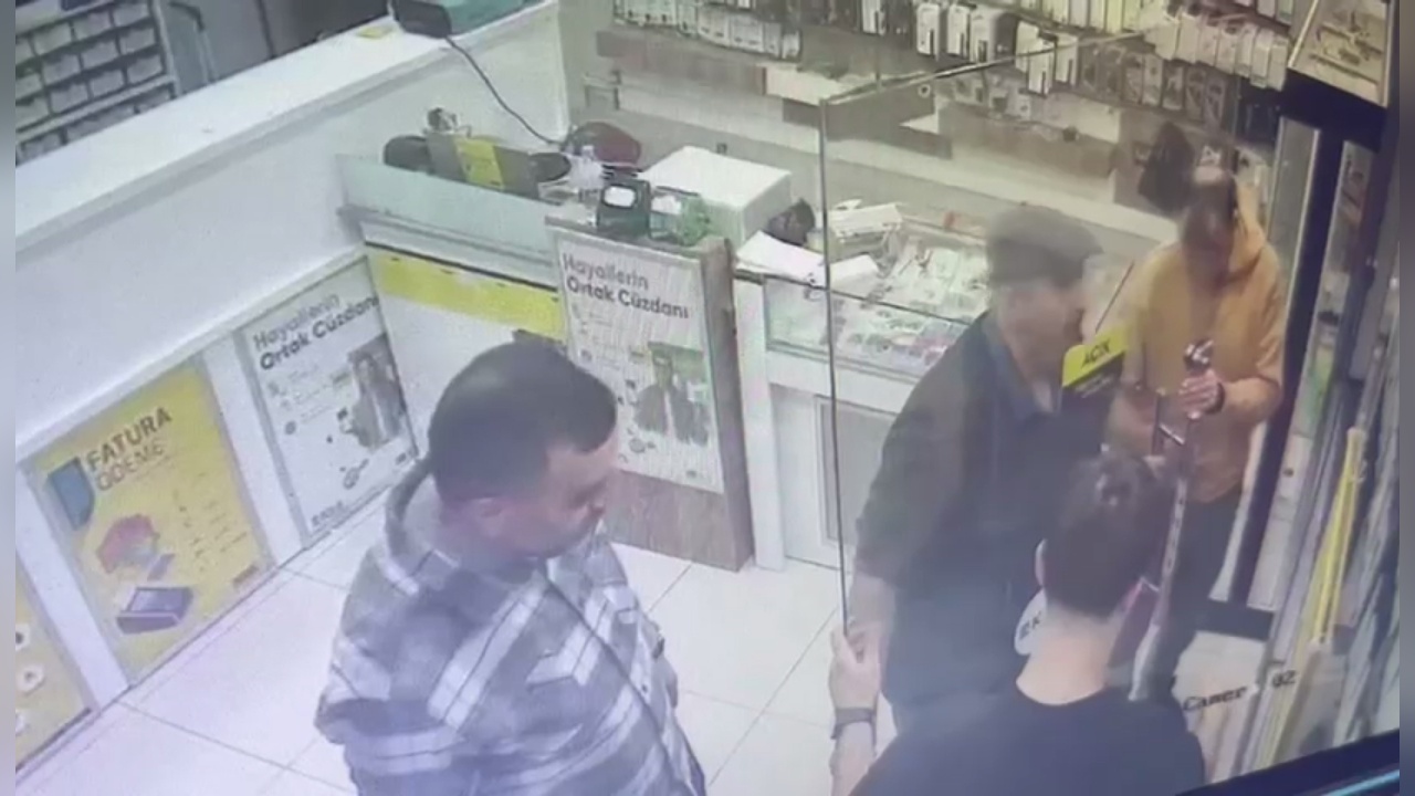 Tamir Sırasında Cam Kapının Kırılması Anbean Kaydedildi