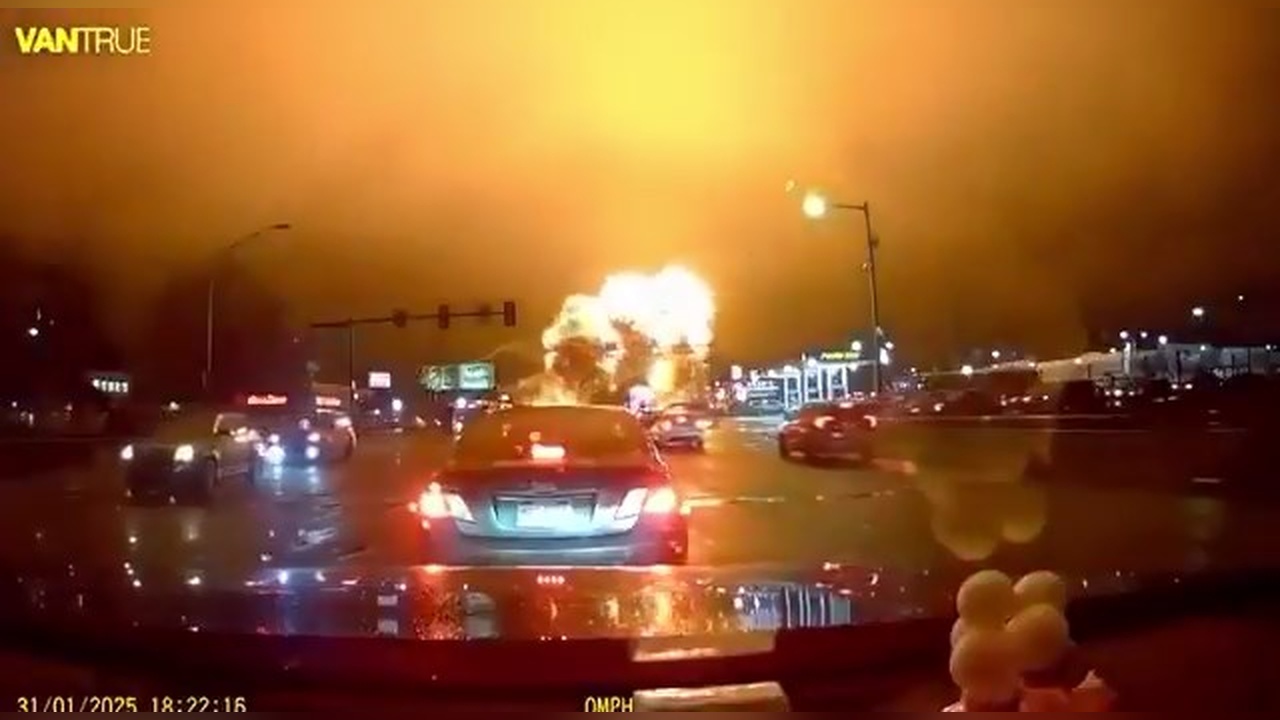 Philadelphia'da Uçak Kazası: Jet Yerleşim Alanına Düştü