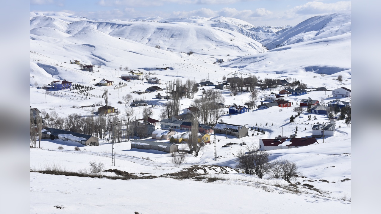 Kızıldağ Zirvesindeki Köyde İki Mevsim Yaşanıyor