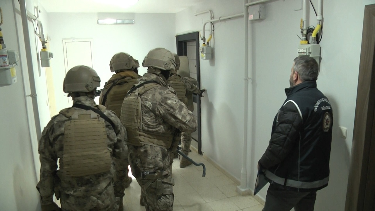 Kaçak Göçmen Taşımacılığına Operasyon: 15 Kişi Tutuklandı