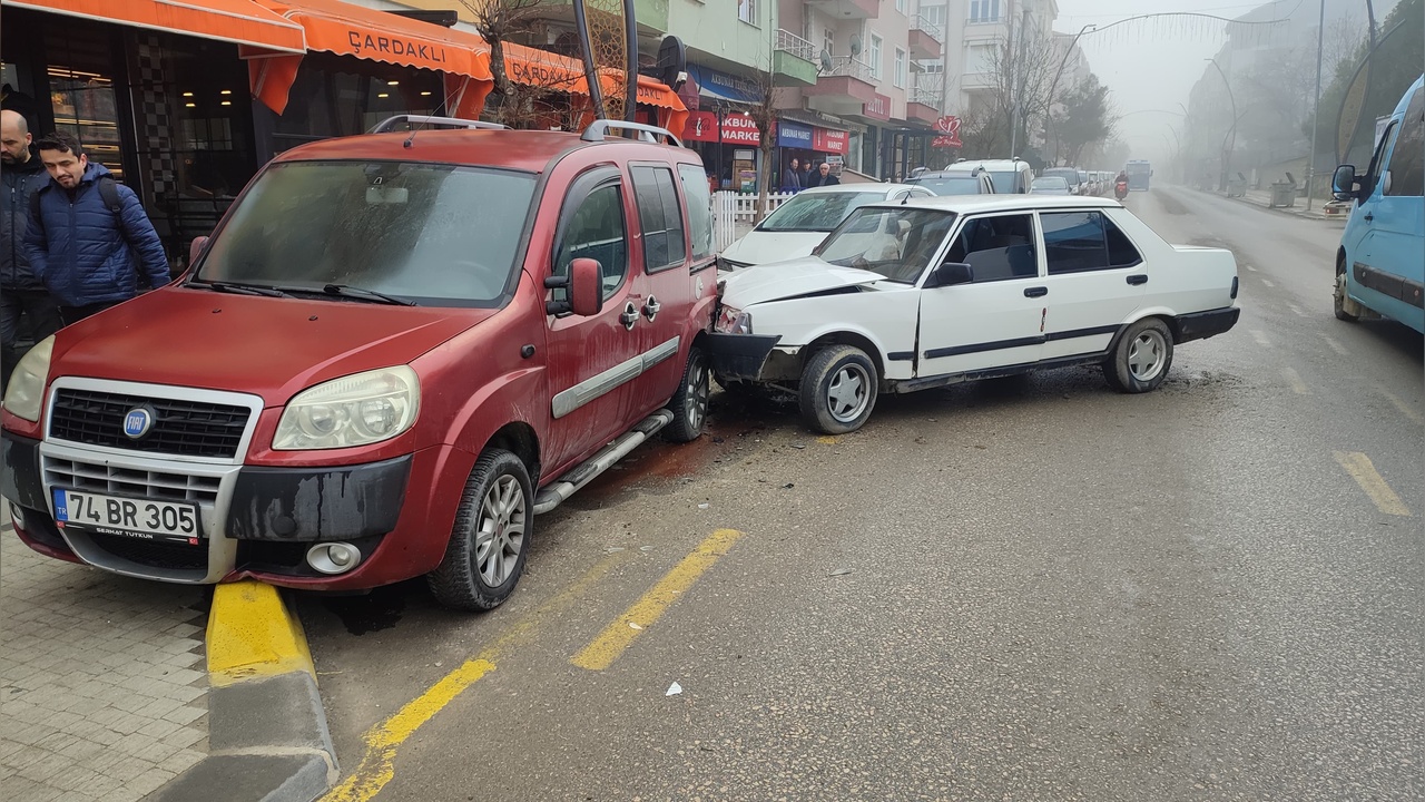 Park Halindeki Araçlara Çarpan Otomobilde İki Yaralı