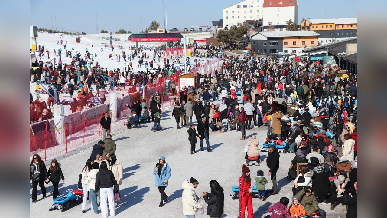 Erciyes Kayak Merkezi'nde Sömestir Yoğunluğu Artıyor