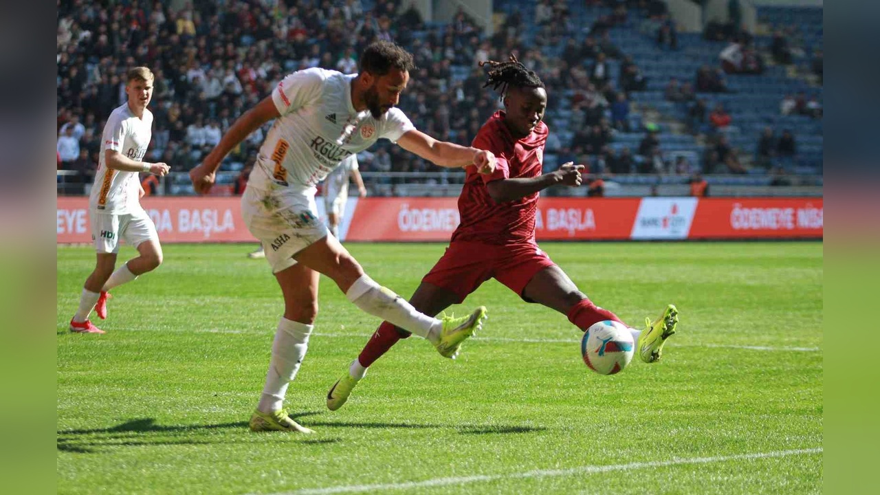 Antalyaspor, Hatayspor'u İlk Yarıda Geçti