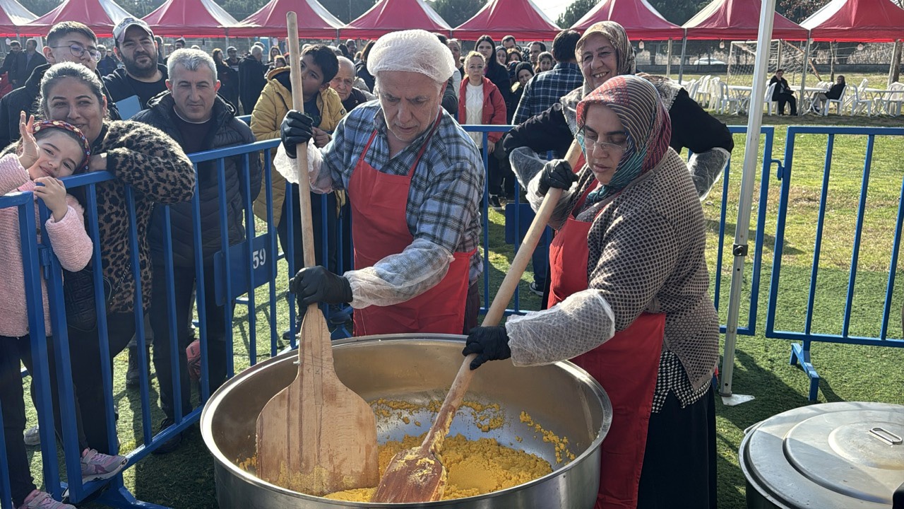 Tekirdağ'da Mıhlama Dağıtımı Sırasında Uzun Kuyruklar Oluştu