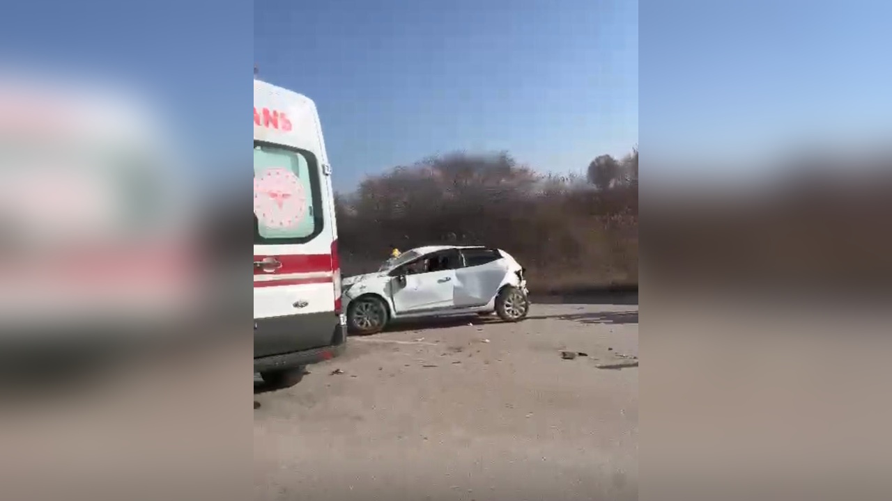 Feci Kaza: Karşı Yönde Giden Araç Ambulans ve TIR ile Çarpıştı