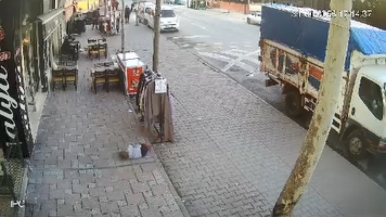 Esenyurt'ta Balkondan Düşen Çocuk Kameralara Yansıdı