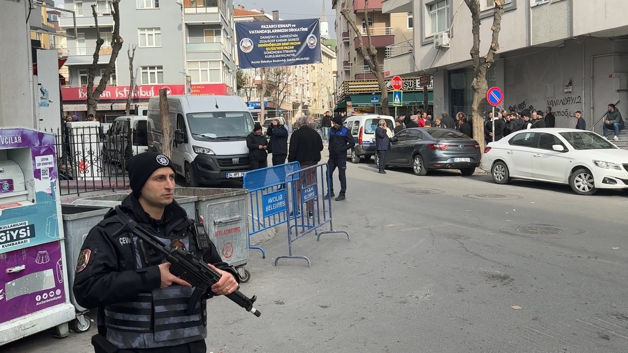 Avcılar'daki Semt Pazarı Kapatıldı, Bariyerlerle Güvenlik Önlemleri Alındı
