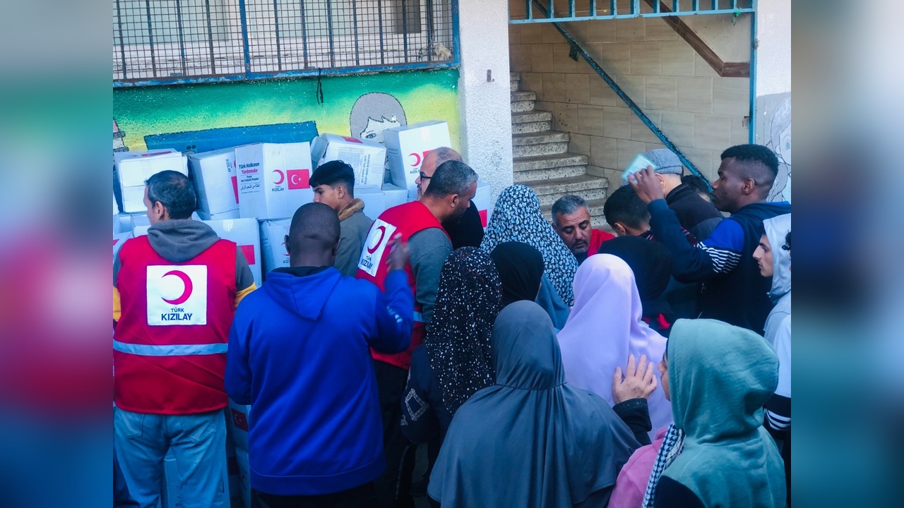 Türk Kızılay, Gazze'ye Yardım Kolileri Gönderdi