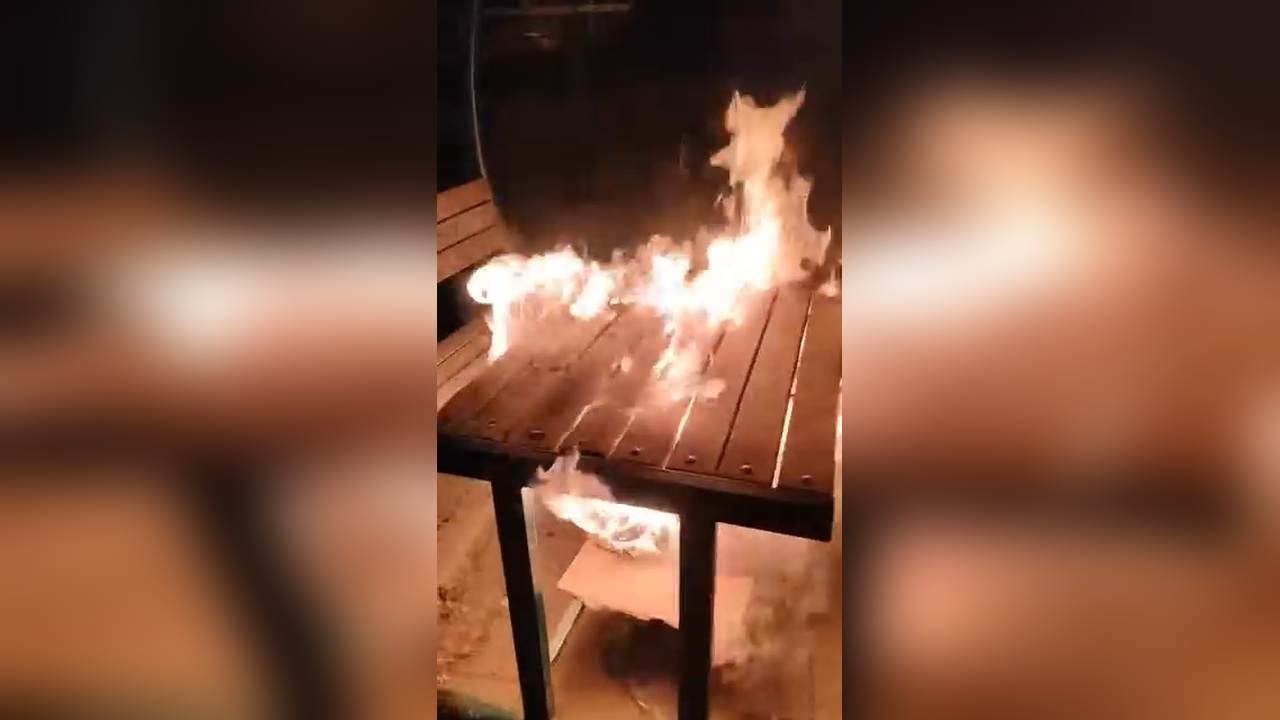 Parkta Yangın Çıkaran Gençler O Anları Kaydetti