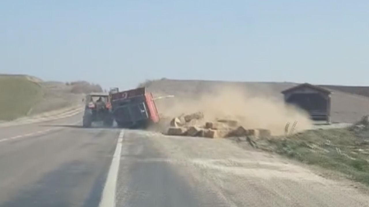 Traktör Römorku Devrildi, O Anlar Kameraya Yansıdı