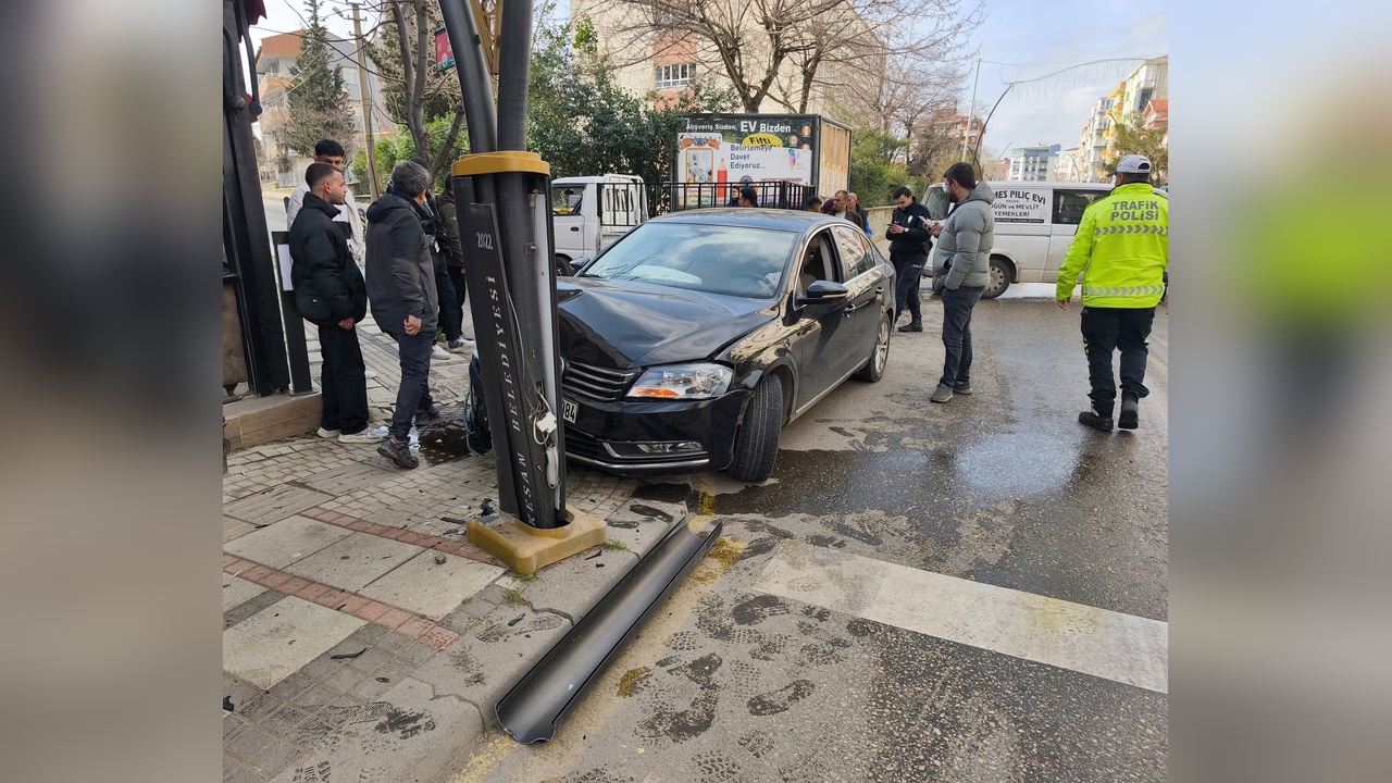 Aydınlatma Direğine Çarpan Otomobilin Sürücüsü Yaralandı