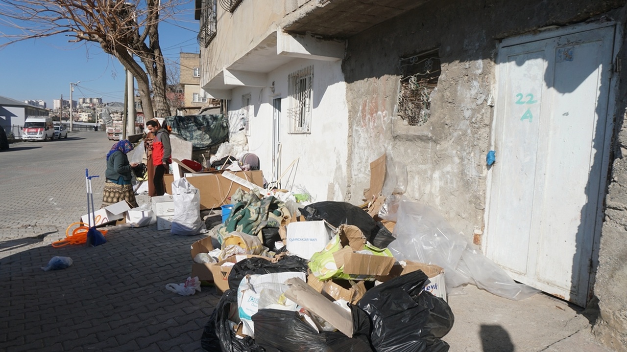 Kötü Koku Kaynağı Olan Evde Traktörle Taşınan Atık Malzemeler Bulundu