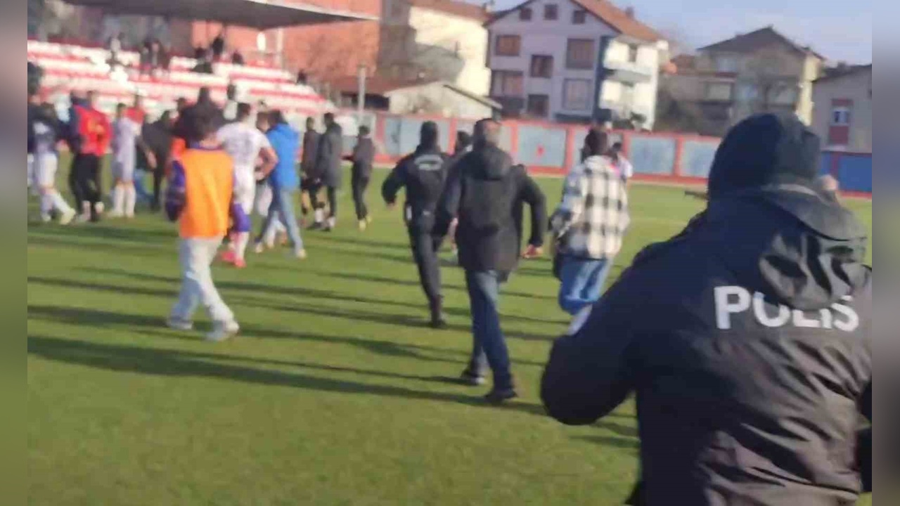 Bartın'da Maç Sonrası Saha Karıştı