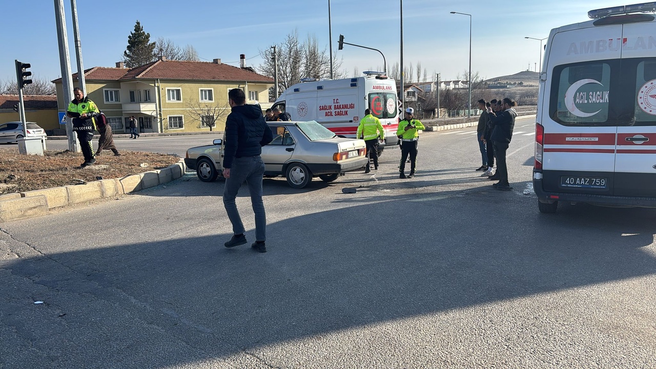 Kırşehir'de Trafik Kazası: Motosiklet ve Otomobil Çarpıştı