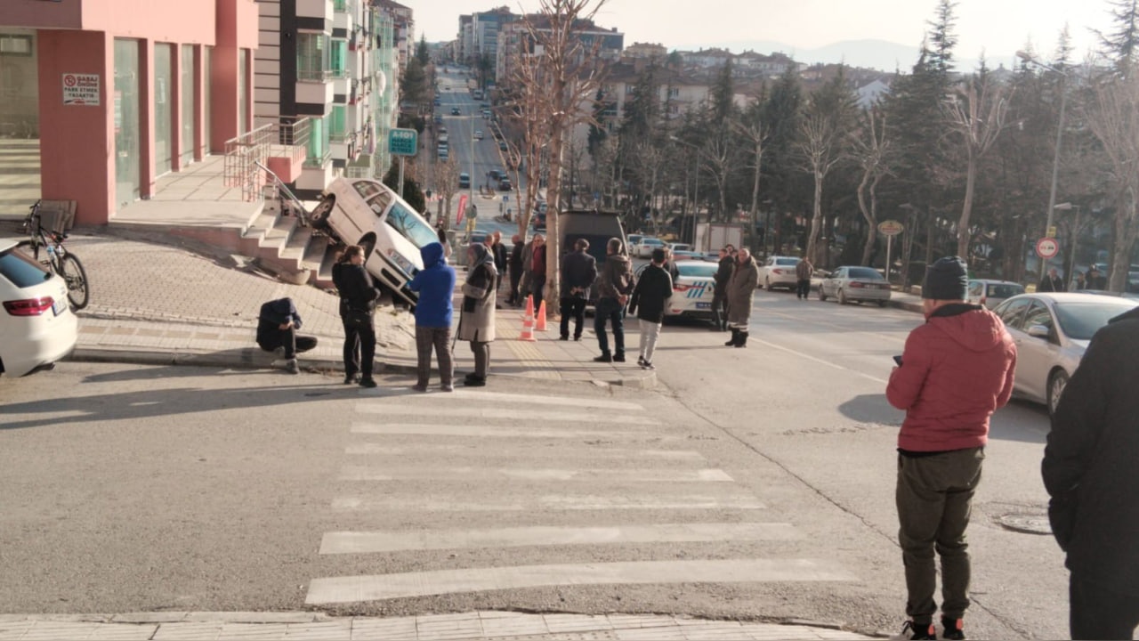 Çorum'da Otomobil Dükkan Merdivenine Çıktı