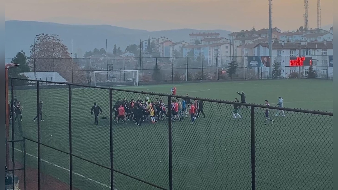 Amatör Lig Maçında Gergin Anlar: Oyuncular ve Taraftarlar Çatıştı