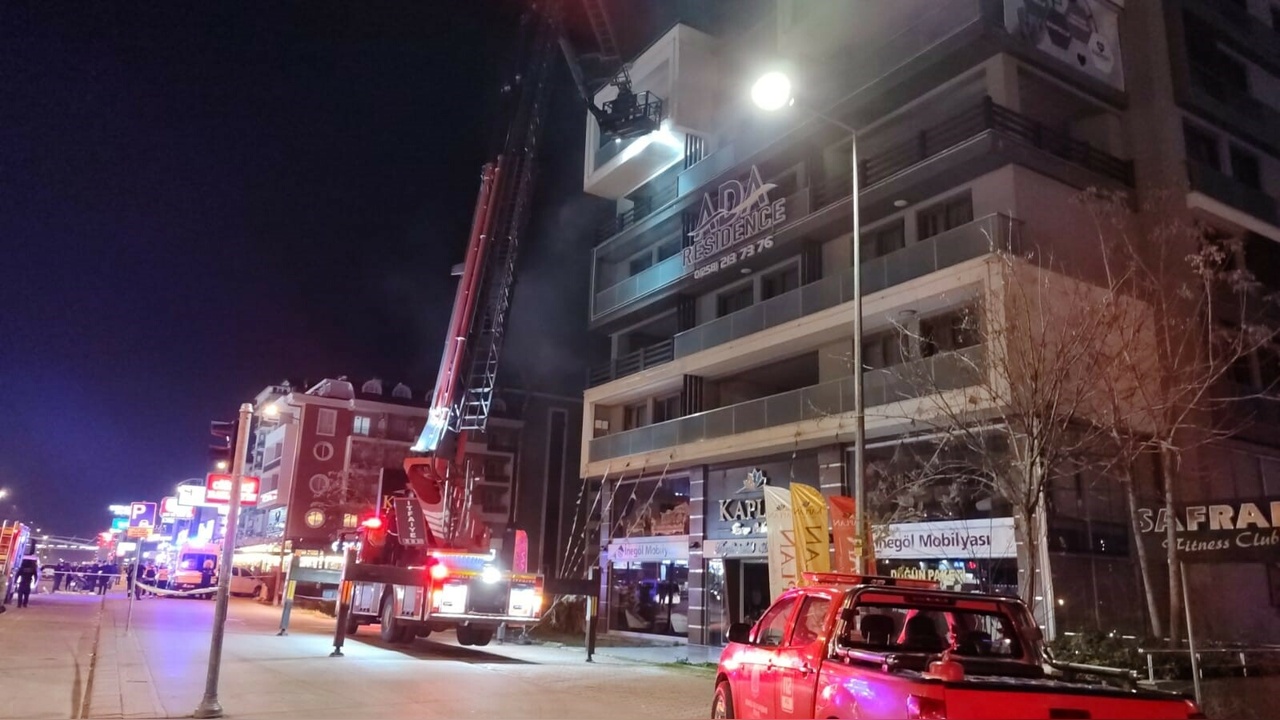 Denizli'deki 7 Katlı Binada Yangın Çıktı