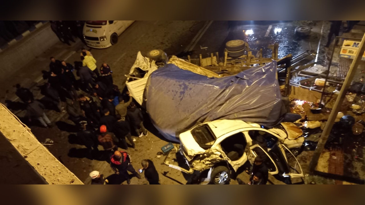 Freni Boşalan Kamyon Köprüden Uçtu: 3 Ölü, 12 Yaralı