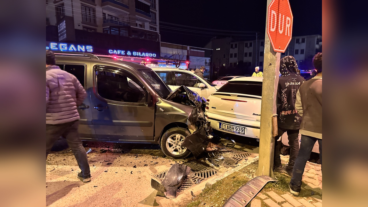 Bursa'da Ehliyetsiz Sürücülerin Karıştığı Kazada Üç Yaralı