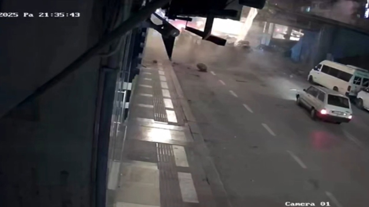 Freni Boşalan Kamyon Köprüden Uçtu: 3 Ölü, 22 Yaralı