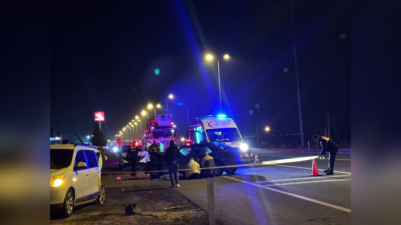 Yolda Mola Veren Hafif Ticari Araca Çarpan Otomobilde Facia: Bir Çocuk Hayatını Kaybetti
