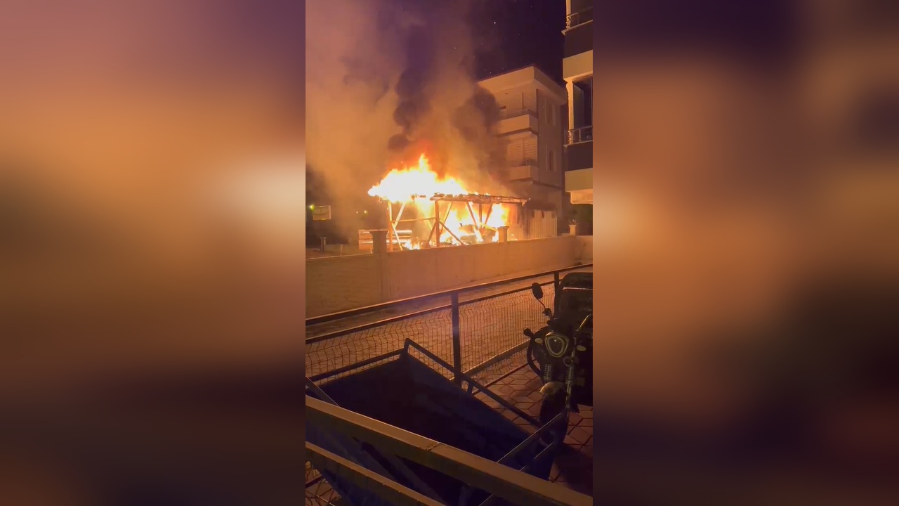 Konteyner Yangını Apartman Sakinlerini Tahliye Etti