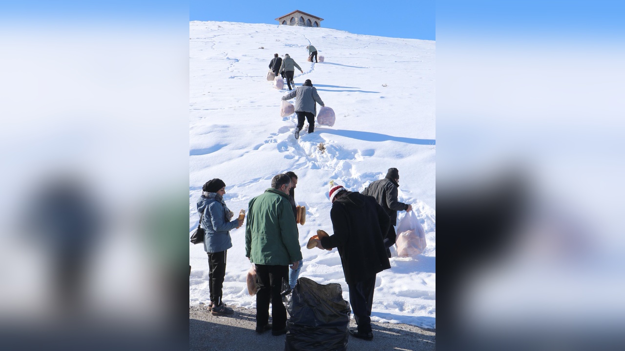 Kar Yağışı Sonrası Doğaya Ekmek Bırakıldı