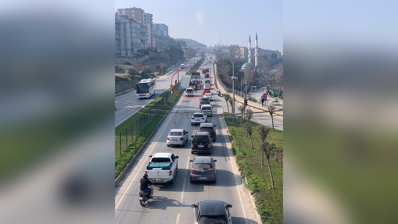 TIR Dorsesindeki Makine Kontrol Paneli Refüje Düştü