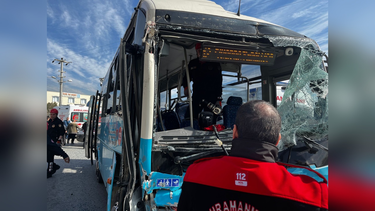 Kum Yüklü Kamyonun Geri Kayması Sonucu Otobüsle Çarpışma: 11 Yaralı