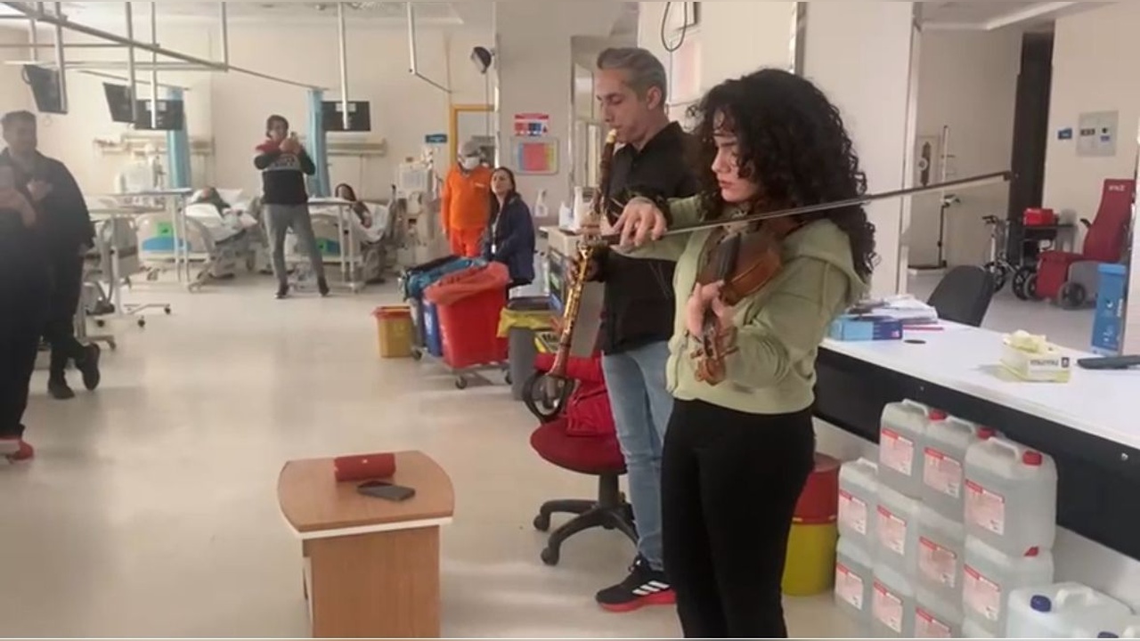 Müzisyen Baba-Kız İkilisi Diyaliz Hastalarına Destek İçin Sahne Aldı